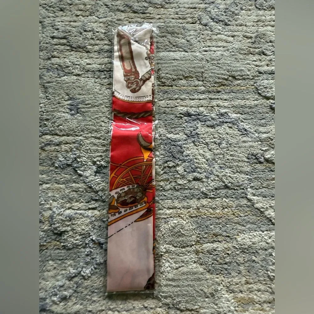 Light and soft narrow-width twillis scarf,  NIP